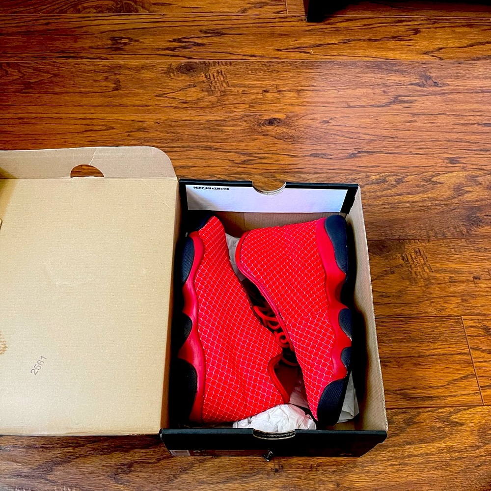 Jordan horizon size 8.5 make sure u know ur size